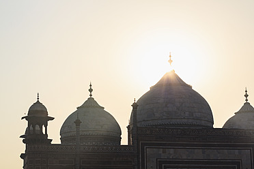 Indien, Uttar Pradesh, Agra, Blick auf das Taj Mahal bei Sonnenaufgang - FOF004079