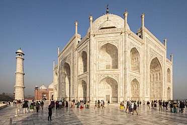 Indien, Uttar Pradesh, Agra, Tourist am Taj Mahal - FOF004087