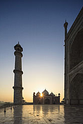 Indien, Uttar Pradesh, Agra, Blick auf das Taj Mahal bei Sonnenaufgang - FOF004091