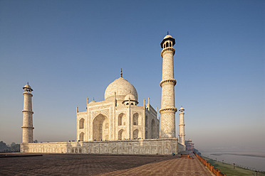 Indien, Uttar Pradesh, Agra, Blick auf das Taj Mahal am Fluss Yamuna - FOF004094