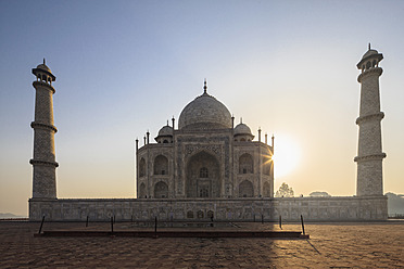 Indien, Uttar Pradesh, Agra, Blick auf das Taj Mahal bei Sonnenaufgang - FOF004096