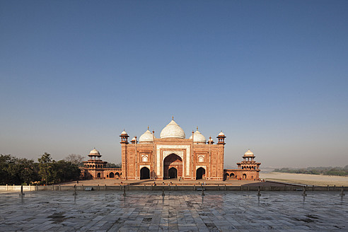 Indien, Uttar Pradesh, Agra, Blick auf das Taj Mahal - FOF004098