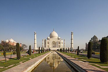 Indien, Uttar Pradesh, Agra, Blick auf das Taj Mahal - FOF004099