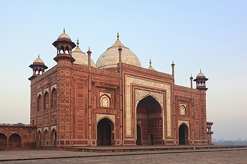 Indien, Uttar Pradesh, Agra, Blick auf das Taj Mahal - FOF004101