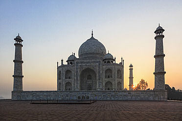 Indien, Uttar Pradesh, Agra, Blick auf das Taj Mahal bei Sonnenaufgang - FOF004102