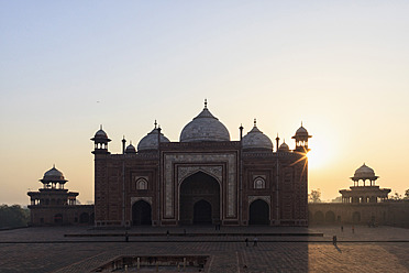 Indien, Uttar Pradesh, Agra, Blick auf das Taj Mahal bei Sonnenaufgang - FOF004105