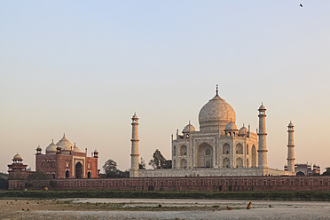 Indien, Uttar Pradesh, Agra, Blick auf das Taj Mahal - FOF004113