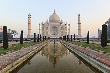 India, Uttar Pradesh, Agra, View of Taj Mahal - FOF004114