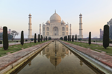 Indien, Uttar Pradesh, Agra, Blick auf das Taj Mahal - FOF004114