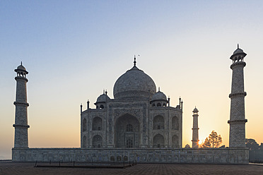Indien, Uttar Pradesh, Agra, Blick auf das Taj Mahal bei Sonnenaufgang - FOF004115