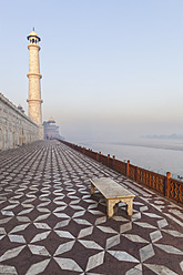Indien, Uttar Pradesh, Agra, Blick auf das Taj Mahal - FOF004117