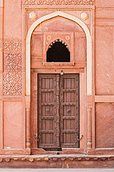 Indien, Uttar Pradesh, Agra, Blick auf die Holztür des Roten Forts - FOF004119