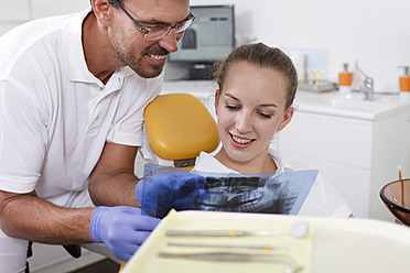 Germany, Brandenburg, Strausberg, Dentist explaining x ray picture to patient - FKF000029