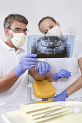 Germany, Brandenburg, Strausberg, Dental colleagues discussing x ray picture - FKF000025