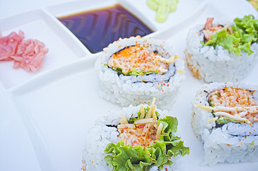 USA, Texas, Scharfe Krabbenrolle mit Sushi im Teller - ABAF000180