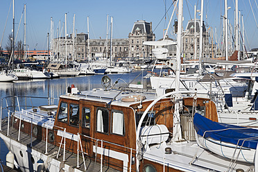 Belgien, Oostende, Blick auf den Hafen an der Nordsee - GWF001956