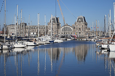 Belgien, Oostende, Blick auf den Hafen an der Nordsee - GWF001957