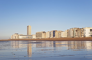 Belgien, Oostende, Blick auf die Nordsee mit Hochhäusern - GWF001963