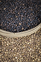 Indonesien, Bali, Geröstete Kaffeebohnen im Korb - MBEF000454
