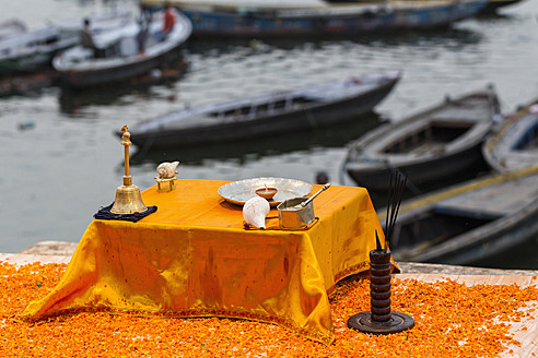 Indien, Uttar Pradesh, Religiöse Opfergabe für den Fluss Ganges Aarti - FOF004160