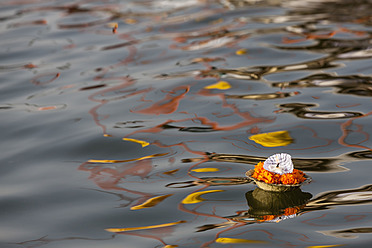 Indien, Uttar Pradesh, Blattschale mit Öllampe schwimmt auf dem Fluss Ganges - FOF004181