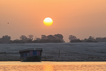 Indien, Uttar Pradesh, Banaras, Blick auf den Fluss Ganges bei Sonnenaufgang - FOF004185