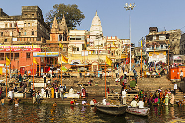 Indien, Uttar Pradesh, Banaras, Menschen am Fluss Ganges - FOF004192