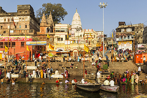 Indien, Uttar Pradesh, Banaras, Menschen am Fluss Ganges - FOF004192