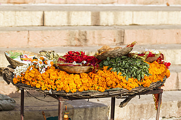 Indien, Uttar Pradesh, Banaras, Blumenstand am Fluss Ganges - FOF004195