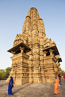 India, Madhya Pradesh, Visitors in Kandariya Mahadeva Tempel at Khajuraho - FOF004221