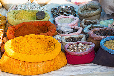 India, Madhya Pradesh, Curry, spices and areca nut on market - FOF004237