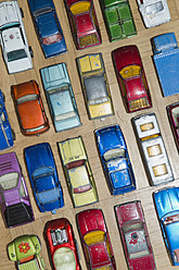 Sammlung von Spielzeugautos auf dem Tisch - AWDF000689