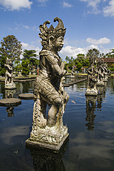 Indonesien, Bali, Statuen in Taman Tirtagangga - MBEF000458