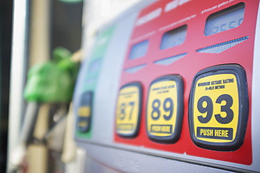 USA, Texas, Hondo, Close up of fuel pump display at gas station - ABAF000185