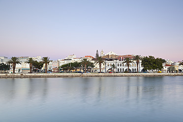 Portugal, Lagos, Blick auf den Fluss Bensafrim und die Igreja de Sao Sebastiao im Hintergrund - MSF002695