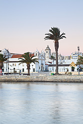 Portugal, Lagos, Blick auf die Igreja de Santa Maria und die Greja de Santo Antonio im Hintergrund - MSF002696