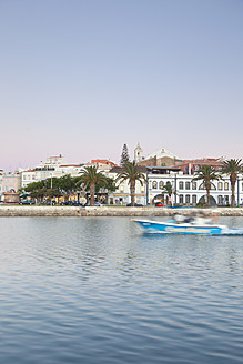 Portugal, Lagos, Blick auf den Fluss Bensafrim und die Igreja de Sao Sebastiao im Hintergrund - MSF002697