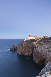 Portugal, Blick auf Farol do Cabo Sao Vicente, Leuchtturm im Hintergrund - MSF002698