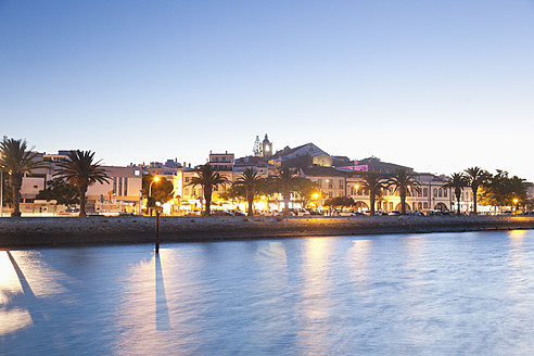 Portugal, Lagos, Blick auf den Fluss Bensafrim und die Igreja de Sao Sebastiao im Hintergrund - MSF002700