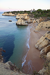 Portugal, Blick auf den Strand von Cova Redonda - MSF002704