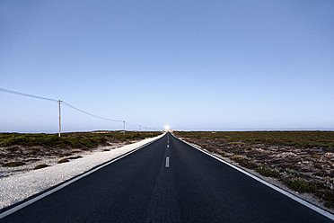 Portugal, Sagres, Blick auf leere Straße - MSF002709