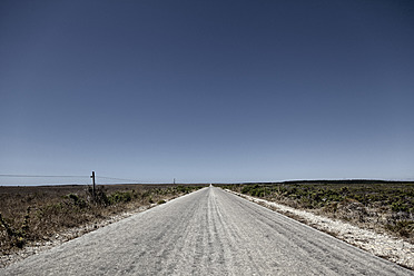 Portugal, Sagres, Blick auf leere Straße - MSF002710