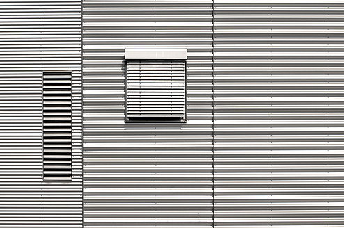 Deutschland, München, Hausfassade mit Aluminium-Verkleidung - LRF000563