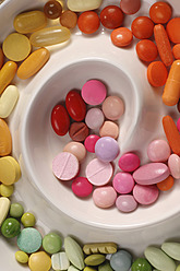 Vielfalt der Pillen im Teller - LRF000555