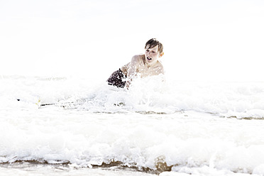 Frankreich, Junge beim Surfen an der Atlantikküste - MSF002714