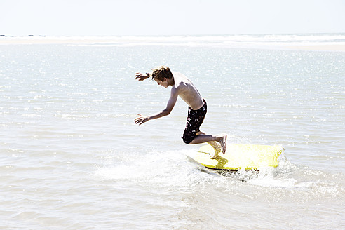 Frankreich, Junge beim Surfen an der Atlantikküste - MSF002716