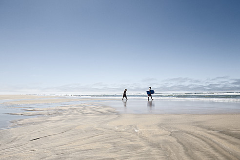 Frankreich, Zwei Jungen gehen am Strand mit Body-Surfboards - MSF002719