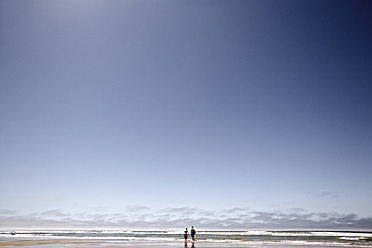 Frankreich, Zwei Jungen gehen am Strand mit Body-Surfboards - MSF002720