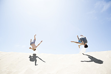 Frankreich, Zwei Jungen springen auf eine Sanddüne - MSF002708