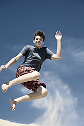 Frankreich, Jugendlicher springt auf Sanddüne - MSF002744